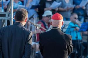 genova, itália - 26 de maio de 2017 - cardeal angelo bagnasco participando da preparação para a missa do papa francis em kennedy place foto