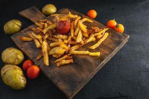 batatas fritas frescas com ketchup foto