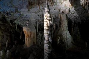 panorama da vista interior das cavernas postojna foto