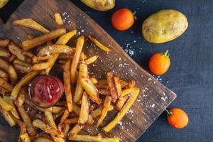 batatas fritas assadas em casa foto