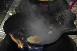 cozinhar espaguete de arroz wok foto