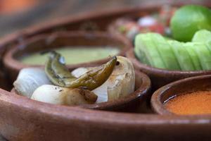 molhos de comida mexicana e pimenta foto