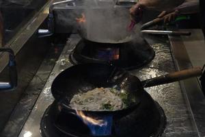 cozinhar espaguete de arroz wok foto