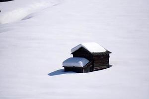 cabana de madeira no fundo da neve do inverno foto