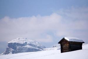 cabana de madeira no fundo da neve do inverno foto