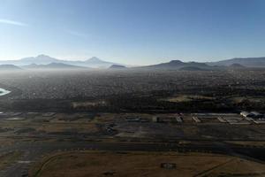panorama de vista aérea da área da cidade do méxico do avião foto