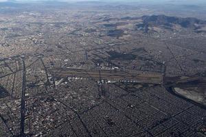 panorama de vista aérea da área do aeroporto da cidade do méxico do avião foto