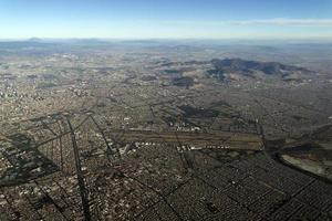panorama de vista aérea da área do aeroporto da cidade do méxico do avião foto