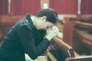 linda mulher asiática orando pela manhã na igreja.