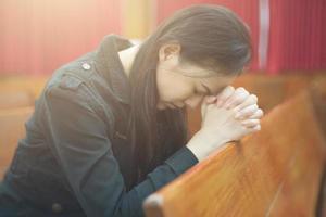 linda mulher asiática orando pela manhã na igreja