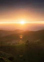 nascer do sol sobre uma colina no campo em doi mae tho foto
