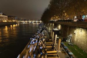 paris, frança - 20 de novembro de 2021 - muitas pessoas marchando contra a violência contra as mulheres foto