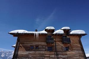 pingentes de gelo na cabana das montanhas dolomitas de inverno foto