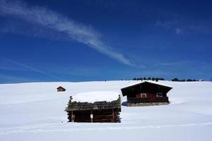 dolomitas neve panorama grande paisagem cabana coberta pela neve foto