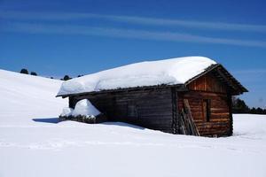 dolomitas neve panorama grande paisagem cabana coberta pela neve foto