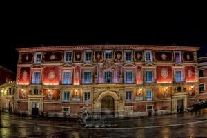 vista do palácio episcopal de murcia à noite foto