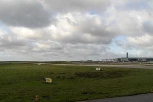 paris, frança - 7 de novembro de 2019 - aeroporto de paris cdg pouso e carregamento de carga e passageiros foto