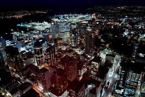 panorama aéreo da visão noturna de auckland foto