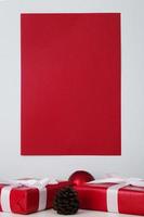 modelo de modelo de pôster de papel vermelho em branco foto