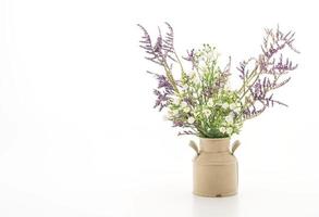 flores statice e caspia em um vaso no fundo branco foto