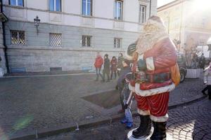 trento, itália - 9 de dezembro de 2017 - pessoas no tradicional mercado de natal foto