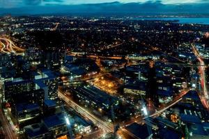 panorama aéreo da visão noturna de auckland foto