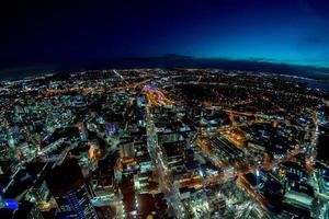 panorama aéreo da visão noturna de auckland foto