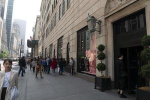 nova york, eua - 6 de maio de 2019 - vitrines da 5th avenue foto