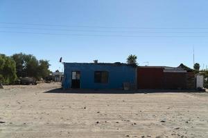 velho carro abandonado no ferro-velho em baja california sur mexico foto