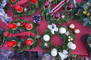 trento, itália - 9 de dezembro de 2017 - pessoas no tradicional mercado de natal foto