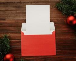Cartão de feliz natal e maquete de envelope foto
