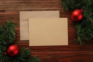 Cartão de feliz natal e maquete de envelope foto