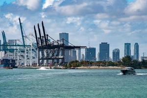 porto de miami e vista panorâmica do centro da cidade foto