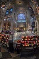 paris, frança - 1º de maio de 2016 - catedral de notre dame lotada para a missa de domingo foto