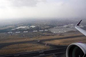 paris, frança - 6 de março de 2018 - pouso no aeroporto de paris e carregamento de carga e passageiros foto