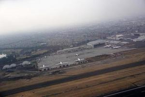 paris, frança - 6 de março de 2018 - pouso no aeroporto de paris e carregamento de carga e passageiros foto