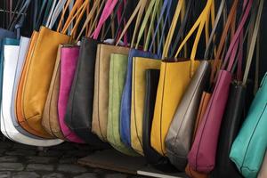 muitas bolsas femininas de couro de bolsa de mão na loja foto