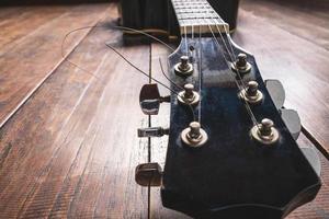 cabeça de guitarra com cordas não cortadas foto