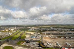 paris, frança - 7 de novembro de 2019 - aeroporto de paris cdg pouso e carregamento de carga e passageiros foto