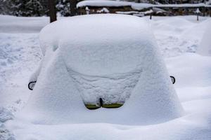 carro coberto pela neve branca foto
