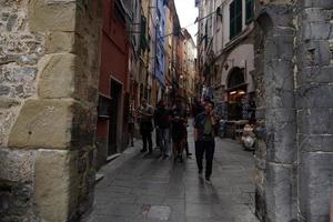 portovenere, itália - 24 de setembro de 2017 - muitos turistas na pitoresca vila italiana foto