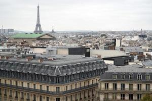 chaminé de telhados de paris e vista da cidade do edifício foto