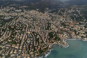 vista aérea de Gênova antes de pousar em dia nublado foto