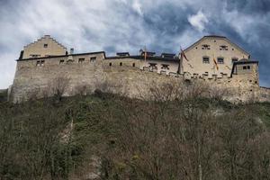 castelo vaduz liechtenstein em dia nublado foto