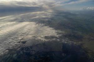 neblina e nuvens vista aérea da área de amsterdã foto