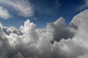 céu nublado da janela do avião durante o vôo foto