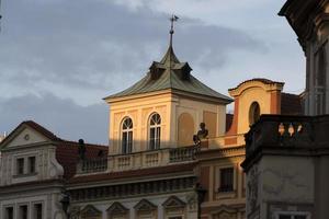 Praga edifícios antigos ao pôr do sol foto