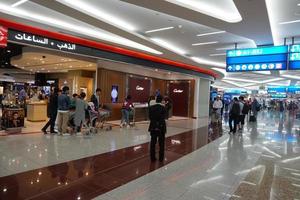 Dubai, Emirados Árabes Unidos - 4 de setembro de 2017 - viajantes no aeroporto de Dubai foto