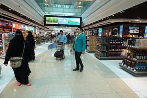 Dubai, Emirados Árabes Unidos - 4 de setembro de 2017 - viajantes no aeroporto de Dubai foto