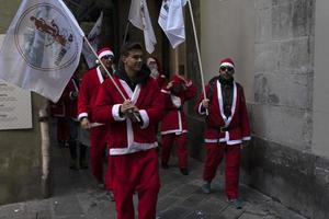 Gênova, Itália - 22 de dezembro de 2019 - caminhada tradicional do Papai Noel foto